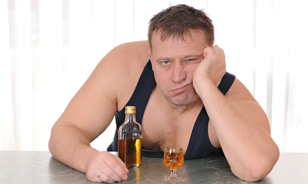 Муж пьет месяцами. День спиртологов. Мужчины пьют за столом. Толстый мужчина за столом.